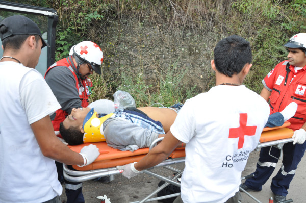 Tres muertos y seis heridos en choque entre pick up y microbús
