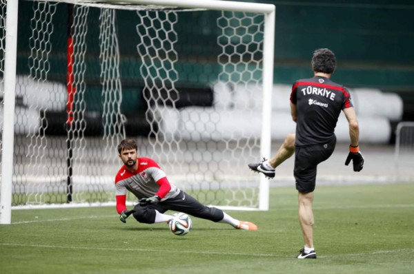 Nuri Sahin no jugaría ante Honduras por lesión