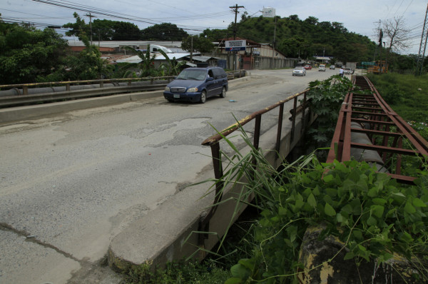 Por negligencia de alcaldía sampedrana se dañó puente Las Brisas