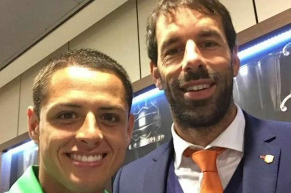 Van Nistelrooy: 'Chicharito es un ejemplo de profesionalidad'