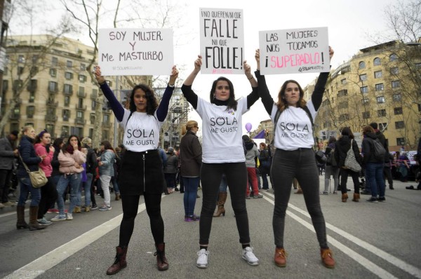 Tres manifestantes protestando para hacer valer sus derechos.