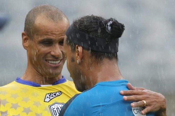 Ronaldinho reúne a los amigos del Mundial de 2002 en partido benéfico