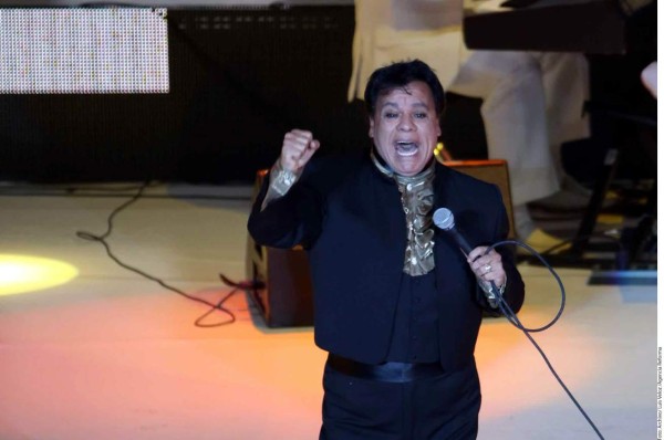 Juan Gabriel aclara cantando que no tiene redes sociales
