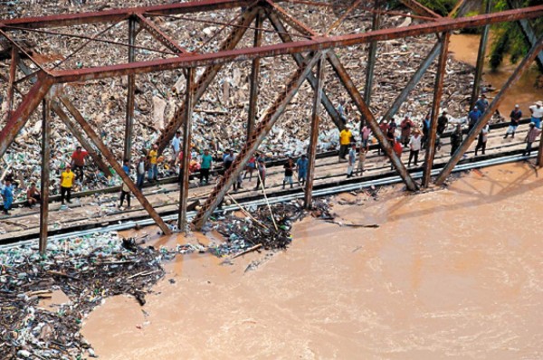 Deslaves e insuficiente ayuda alimentan caos en Honduras