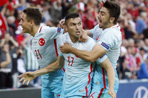 Turquía mantiene vivo el sueño de los octavos de final