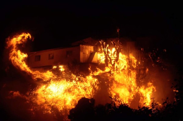 3,000 evacuados y unas 500 casas destruidas deja incendio en Chile 