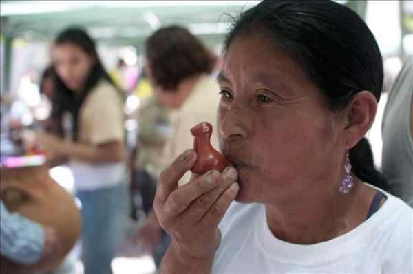 Artesanos lenca de Honduras exhiben sus creaciones