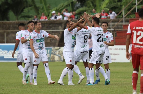 Alex López se luce con golazo en triunfo del Alajuelense