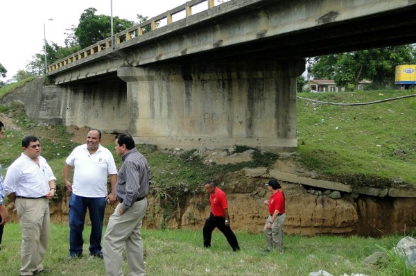 Lluvias debilitan base de puente a Santa Rita, Yoro
