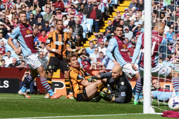 El Hull City de Maynor Figueroa pierde, pero acaricia la salvación