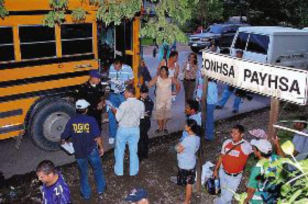 Matan a dos jóvenes en un bus