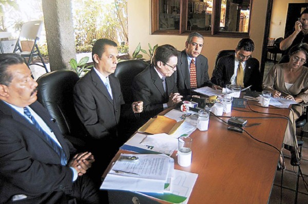 Piden cese a las cadenas impuestas de radio y tv