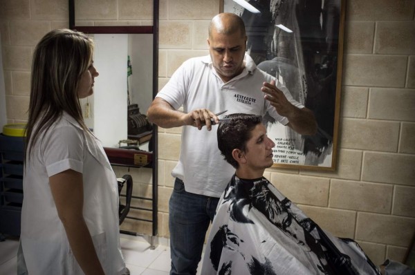 Peluquero incursiona en la 'responsabilidad social empresarial' en Cuba