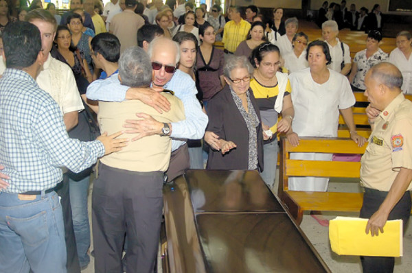 Hallan abandonado carro de Dennis Rodríguez