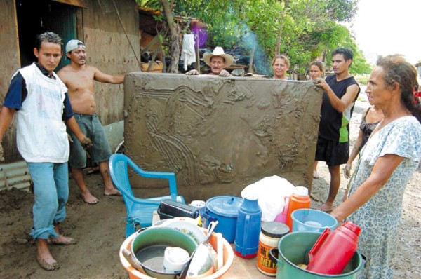 La corriente de agua entró por la calle de los siete hermanos Guerra