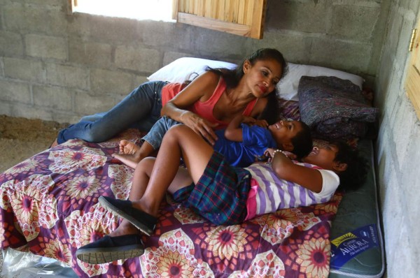 Casa temporal para madre y dos hijos que vivían debajo de puente