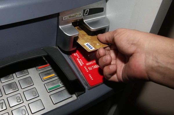 Bancos dan marcha atrás con el aumento al cobro por retiro en cajeros