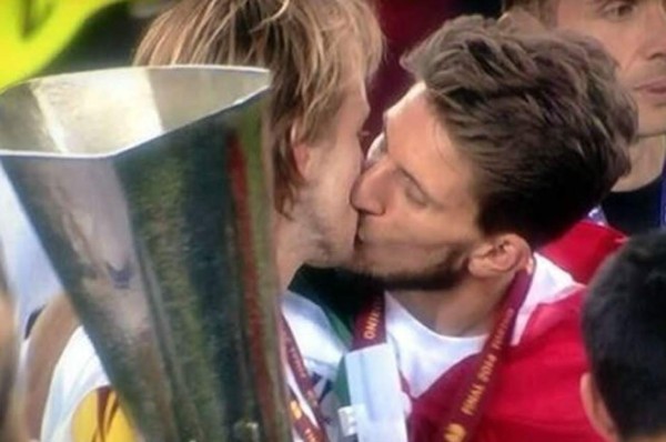 Video: El apasionado beso de dos jugadores del Sevilla