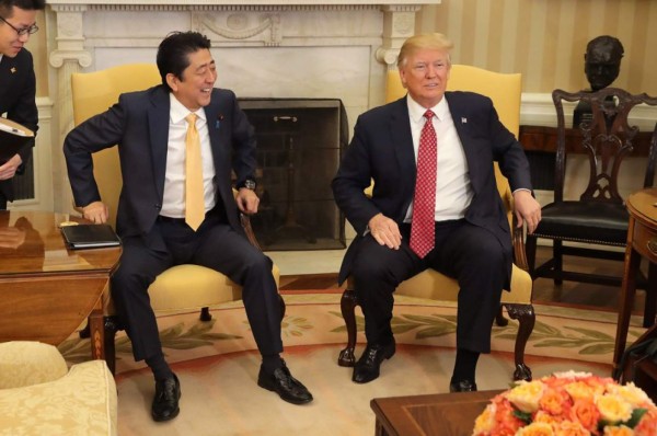 El incómodo momento del primer ministro de Japón con Trump