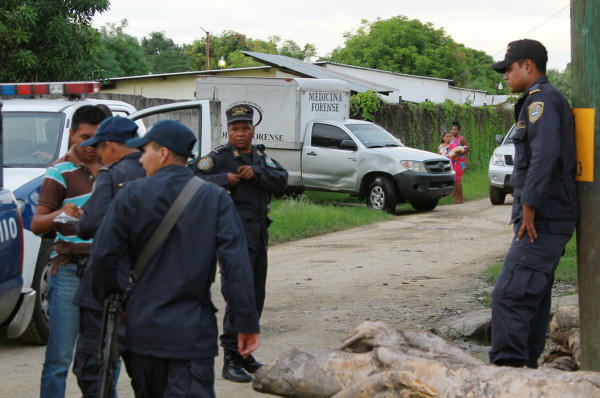 Pandilleros bajan a un menor de bus y lo matan