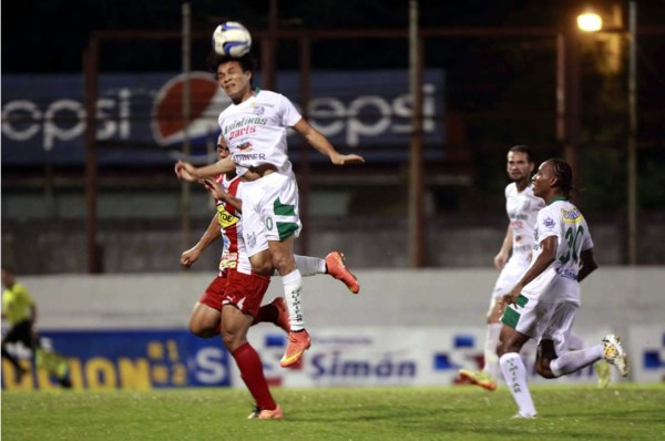 Platense ganó, gustó y goleó en otra gran noche de 'Rambo' de León