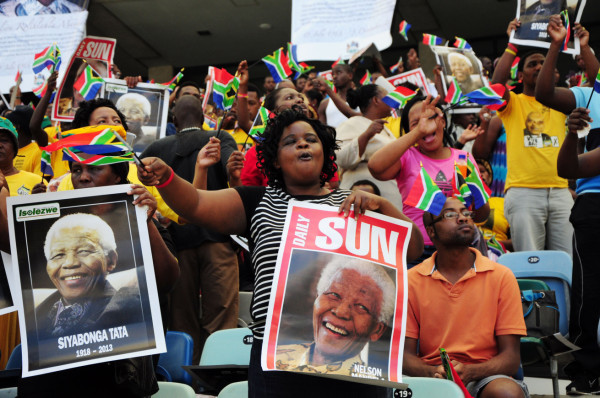 Más de 100,000 personas se inclinan ante Mandela