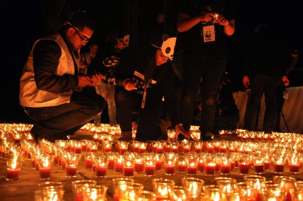 Las ciudades apagaron sus luces para celebrar 'La hora del planeta'