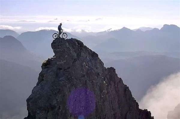 En The Ridge, la última aventura de este popular malabarista sobre ruedas, Danny retorna a sus orígenes y se desplaza hasta la isla de Skye en Escocia.