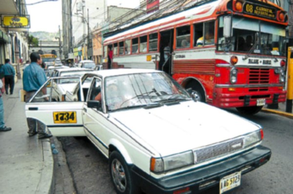Taxistas siguen sin recibir bono