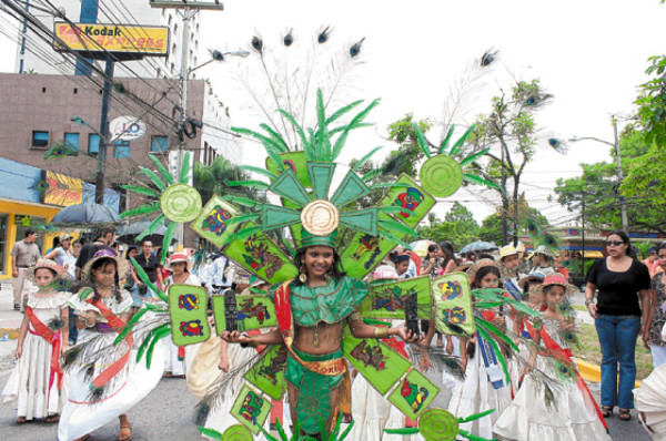 Escolares piden por la paz en su marcha cívica