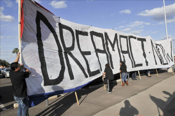 Republicanos proponen vía para legalizar inmigrantes en EUA