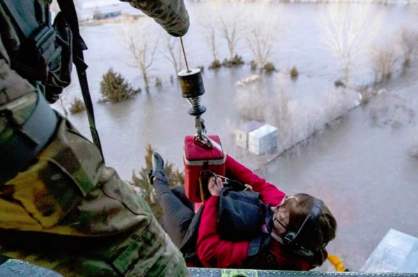 Históricas y mortales inundaciones golpean Iowa y Nebraska