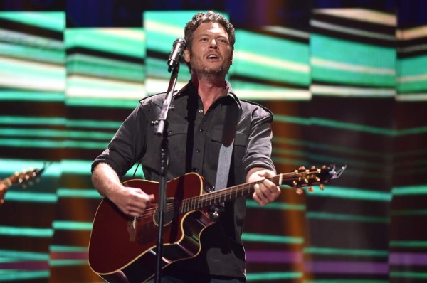 Blake Shelton va con todo contra In Touch