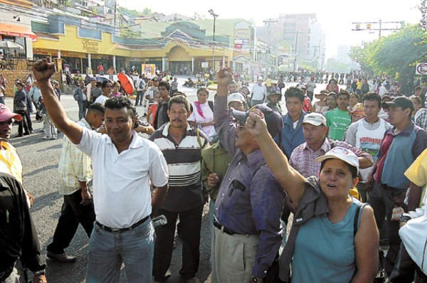 Pobladores de Tela exigen dragar río