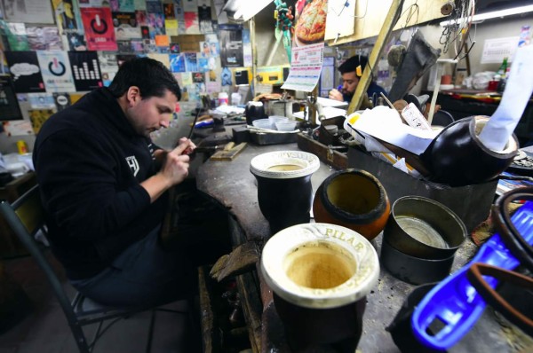 La pasión por el mate se exporta al mundo, de la mano de Messi, Suárez o Cavani