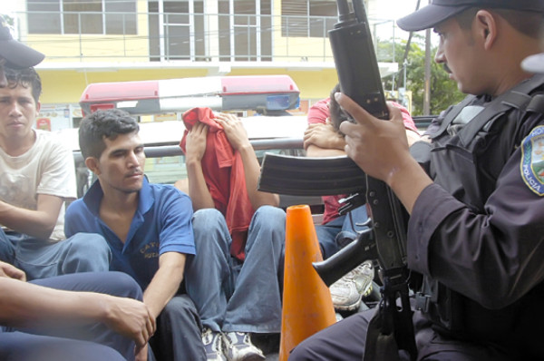 Descubren cadáver de hombre en un saco