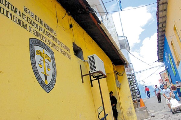 Apresan a policías por fuga de reos