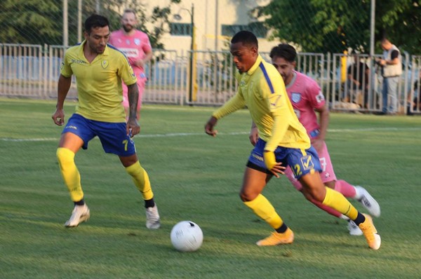 Deybi Flores hizo su debut con el Panelotikos FC de Grecia