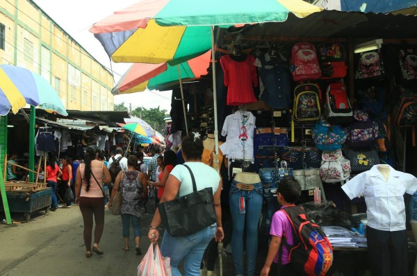 Delimitan puestos de buhoneros en vez de retirarlos de aceras