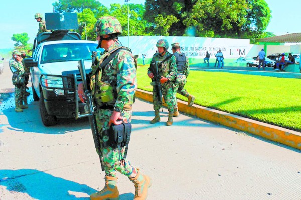 Quince hondureños se escapan en amotinamiento en México