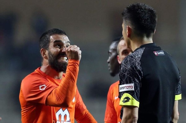 Histórico y fuerte castigo para Arda Turan por agredir y amenazar a un árbitro