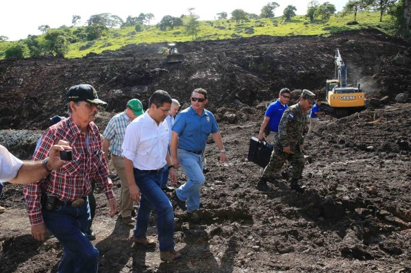 Presidente Hernández supervisa construcción de cosechas de agua