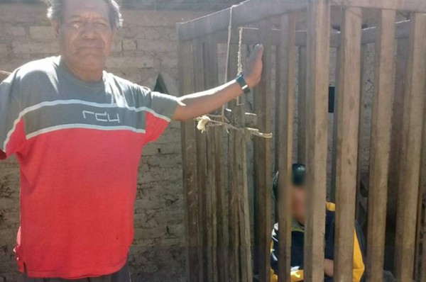 Padres mantenían enjaulado a menor argentino por enfermedad mental  