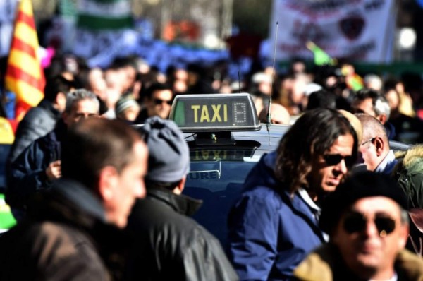 Un taxista devuelve maleta olvidada con $10.500