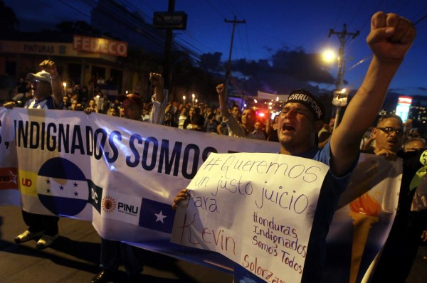 Los indignados llegan a la CNBS y al Ministerio Público