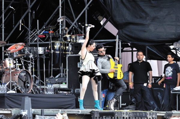 Shakira y Don Omar hacen explotar a chapines