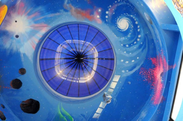 MIA01. PHOENIX (AZ, EE.UU.), 01/08/2017.- Fotografía del 29 de julio de 2017, que muestra detalles de un mural con representaciones del espacio pintadas en el interior del restaurante Space Age Lodge, localizado en Gela Bend, Arizona (Estados Unidos). El Space Age Lodge es un restaurante y hotel perdido en el desierto de Arizona que rescata el auge de la era espacial de los años 60 con objetos evocadores de la NASA y atrae a miles de visitantes que cruzan por Gela Bend, un pequeño poblado que apenas rebasa los 2.000 habitantes. EFE/Beatriz Limón