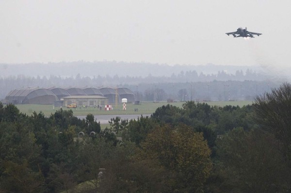 Cazas británicos bombardean campos petrolíferos del Estado Islámico