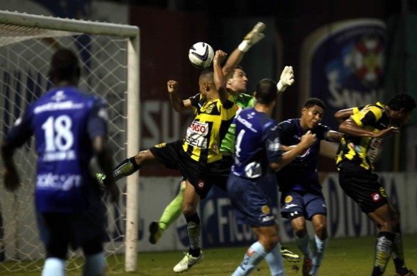 Real España supera al Motagua y mete presión por el liderato