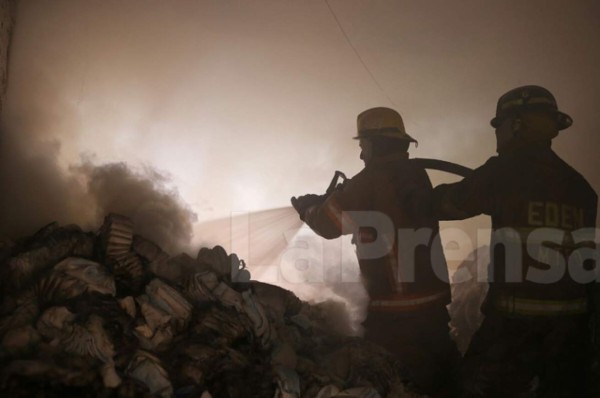 Se desata incendio en bodega de abarrotes del mercado 'El Rápido'
